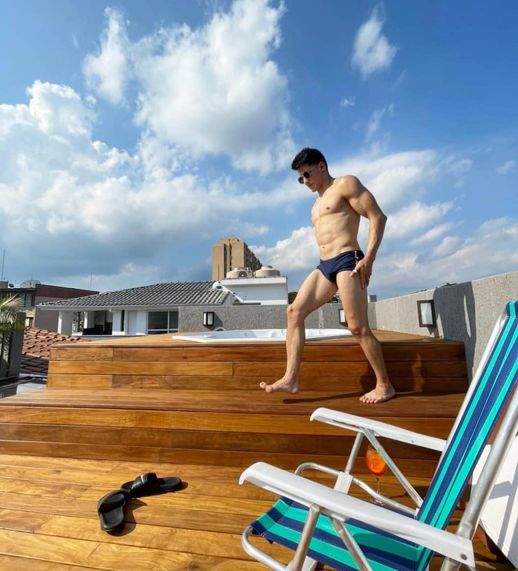 アルトゥール・オヤカワ・マリアノのインスタグラム：「☀️10 minutinhos de sol por dia faz bem! 🤪😅 #quemvêpensa  #domingo #sunday #sun #sol」