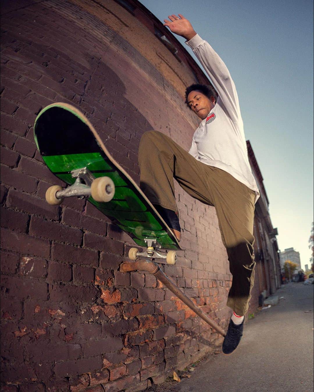 converseのインスタグラム：「As we continue to celebrate Black Joy—not only during Black History Month, but all year long—we partnered with four members of our global CONS skate crew: Al Davis, @jahmalwilliams, @lelex1ooo and @lookdatshit. Each an artist on and off the board, they shared their thoughts on what Black Joy means to them both through their words and their art.  Check out our stories before heading over to @converse_cons to learn more.」