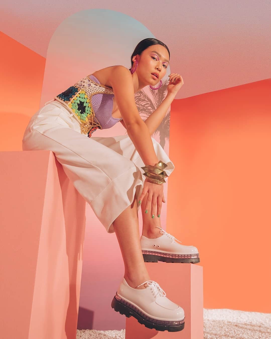 メリッサのインスタグラム：「A energia paradisíaca do verão, refletida na nova #MelissaShifter e numa promo imperdível: nas compras acima de R$169,90, você recebe nossa bag dobrável por +R$19,90 🌴 Ou compra apenas a bag por R$ 89,90 no #ClubeMelissa e na loja virtual 💕」