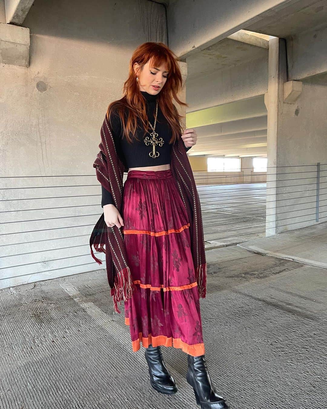 ジェーン・アルドリッジのインスタグラム：「A little goth in a beautiful silk skirt from @desertvintage and @anndemeulemeester_official boots 🖤」