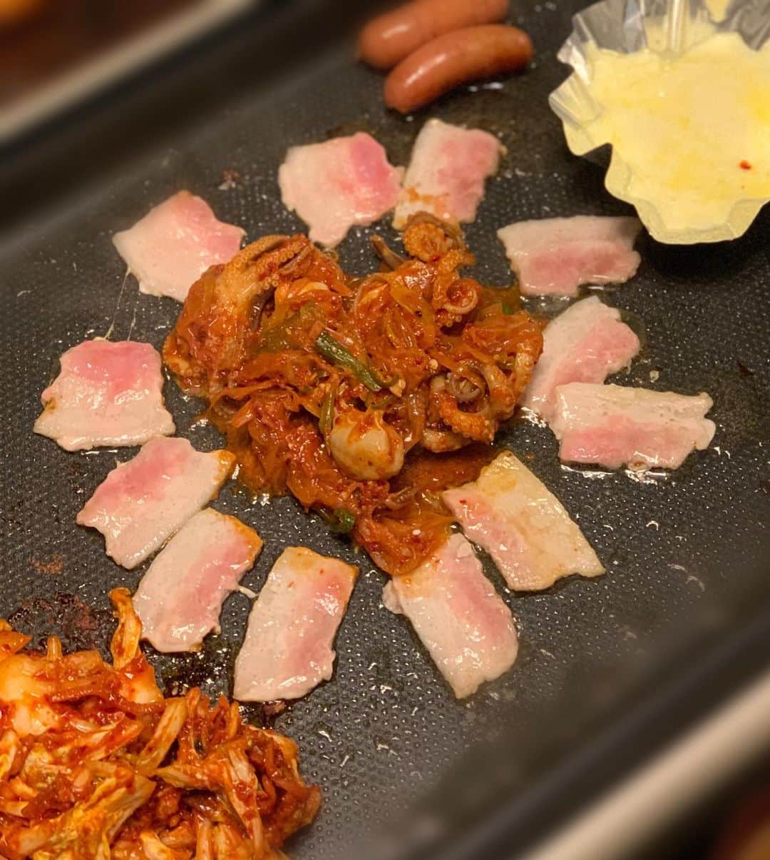 沢瀉美緒さんのインスタグラム写真 - (沢瀉美緒Instagram)「※ Korean BBQ night at home✨ .  「サムギョプサル専門店ベジテジや」さんの チュクミサムギョプサルキットで おうちサムギョプサルを😋 . まずは普通のサムギョプサルからスタート‼️ 付属のサンチュに巻いて頂きました🥬 . その後はイイダコと薄切りの豚肉を使った チュクミサムギョプサルを。 全部食べきれないので一袋だけ😅 . キットにはなんと合計20点入っていて とってもお得なセット🤤 . 1.センサムギョプサル 2.チュクミ用サムギョプサル 3.チュクミ用センサムギョプサル 4.ソーセージ 5.サンチュ 6.生キムチの白菜 7.生キムチの素 8.パチョレギ（ねぎサラダ） 9.パチョレギのたれ 10.サンジャン 11.もやしナムル 12.とろけるチーズ 13.韓国のり 14.ニンニク 15.アルミカップ 16.ビニール袋 17.割り箸 18.うちわ 19.フェイスパック 20.ベジ豚ちゃんシール . 白いご飯さえあれば買い足し不要だし、 パックから出すだけで 包丁とまな板いらずなので便利でした。 . しかも、1名分1,375円〜で コスパがとってもいいです🙆‍♀️ . お手軽なのでまたオーダーしてみようかな😋 . 食べきれなかった一袋でキムチタコ炒飯作ろうかな🤤 . . #うちベジ #ベジテジや #チュクミサムギョプサル #韓国料理 #おうちごはん #お取り寄せ #お取り寄せグルメ #おうちサムギョプサル #おうち韓国料理 #お取り寄せ韓国料理 #韓国好きな人と繋がりたい #韓国料理屋 #サムギョプサル #通販 #お取り寄せサムギョプサル #韓国焼肉 #グルメ好きな人 #おとりよせ #韓国っぽ #韓国情報 #おうちじかん #チュクミ #韓国料理大好き #ご褒美 #ミールキット #グルメ #インスタグルメ #쭈꾸미 #食べて応援」3月1日 0時21分 - mio_omodaka