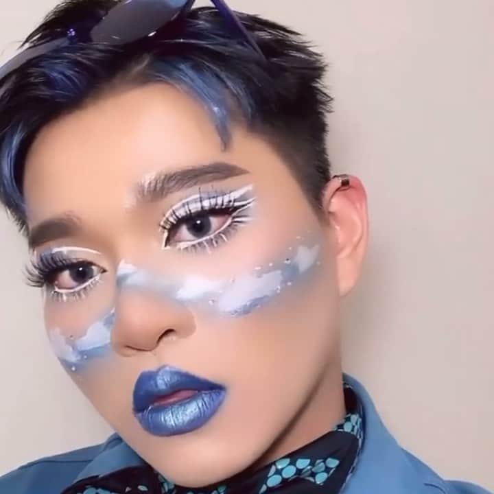 のインスタグラム：「Head in the clouds ☁️ @makeupboyeden used the Thalia X Motives VIVA Palette for this dreamy look ✨ How talented is he?! You can do so much with this palette. Shop all Thalia X Motives at the link in bio. 🖤」
