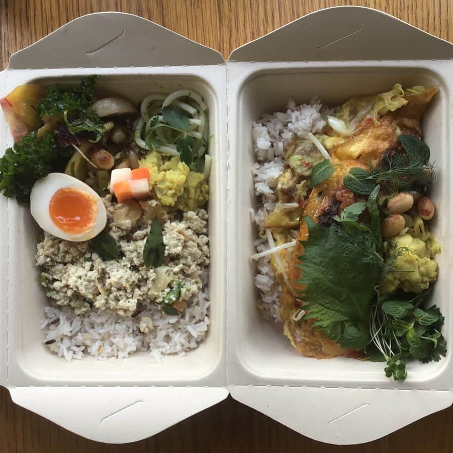 Pho 321 Noodle barのインスタグラム：「【march starts here.today’s lunch box】 gaprao 🇹🇭box or banh xeo box🥚🇻🇳  メインは ⚫︎タイ風鶏そぼろ　または ⚫︎ヴェトナム風米粉のクレープ(豚とイカ入り　クレープのオムレツ)*数量限定 からお選び下さいませ。  鶏そぼろのgaprao boxの方には デリが4、5品入ります。  ⚫︎ケール　水菜　紫にんじん　白にんじん　イエロービートルート　セロリのpho321オリジナル　チョップドサラダ🤚 ⚫︎菜の花のジェノヴェーゼ(bun太麺) 45epices柚子アリッサ和え ⚫薩摩芋のココナッツカリ－マッシュ ⚫︎うずら豆のフムス ⚫︎大根と人参の中華風紅白ピクルス ⚫︎虎豆と高菜炒め煮🐅🥬(new!) ⚫︎菊芋と人参のソムタム ＋ ⚫︎半熟味付き🥚 ⚫︎タイ🇹🇭のベリーライス入りジャスミンライス  豚肉とイカを包んだたまごの米粉のクレープは　月曜日のスタートにぴったりの優しい味わい、縞々が美しい虎豆は高菜と一緒に　お酢と胡麻油で炒め煮に、箸休めにどうぞ。  本日も11:30am opening 5:30pm last call 6pm closing,non stop,同時間でuber eats,chompyのデリバリーサービスも稼働致します🌏🚴‍♂️ take out boxやバインミーのご予約はこちから (3個以上纏まった数をご希望の方はこちらがおすすめです) ☎︎03-6432-9586  本日のバインミー🥖は自家製ハムとチリソースのバインミーです。  揚げ春巻きも生春巻きもたっぷりと巻き上がりました。  引き続き安全第一で、 皆さまにとって こころ弾む 善き3月のスタートになりますように  today’s recommend:gaprao box or banh xeo box,pho chicken,summer roll for sharing,spring roll,banh mi and tokibicha🌽  today’s opening 📻‘Create’ on spotify  #banhxeo #gaprao  #pho321 #takeoutbox  #tigereyebeans #Create」
