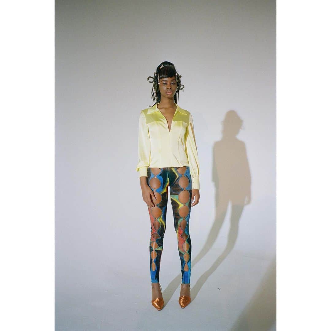 Kento Utsuboさんのインスタグラム写真 - (Kento UtsuboInstagram)「NYFW AW21 💥KIM SHUI💥 @kimshuistudio @voguerunway   Her new collection is now live on @cfda Runway360 and @voguerunway  Directed by Lula Hyers @lulahyers Cast by Lula Hyers Photos by Lula Hyers Assisted by Lauren Davis  Emmet Padget -DP Riley Patterson- 1st AC Hair by Sean Bennett @uhmmwhat Styling by @kooshan_d Makeup by Kento Utsubo @kentoutsubo using @maccosmetics @macpro  Models: @hallecherry @indigoneyh @krithikasreddy @cocobaudelle @getthastrap  Music: @phillipwong.co Thank you very much 🥰Makeup team @dr.seiji @eo.nat @taiga_sugano   この大変な時代にファッションショーをするデザイナーさんと仕事をさせてもらって、本当にすごいなって思いました💥 自分もコロナに負けないように、これからも頑張ろって本当に思いました🙋‍♂️💫 これからもがんばるぞー！  皆さんいつも応援ありがとーございます📣  💡質問など、ありましたら気軽にコメント欄にお願いします📝😊💫」3月1日 11時14分 - kentoutsubo