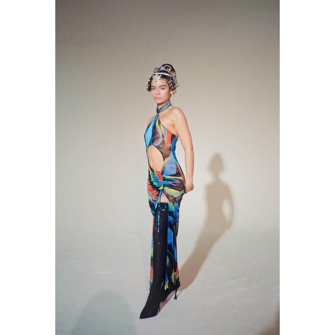 Kento Utsuboさんのインスタグラム写真 - (Kento UtsuboInstagram)「NYFW AW21 💥KIM SHUI💥 @kimshuistudio @voguerunway   Her new collection is now live on @cfda Runway360 and @voguerunway  Directed by Lula Hyers @lulahyers Cast by Lula Hyers Photos by Lula Hyers Assisted by Lauren Davis  Emmet Padget -DP Riley Patterson- 1st AC Hair by Sean Bennett @uhmmwhat Styling by @kooshan_d Makeup by Kento Utsubo @kentoutsubo using @maccosmetics @macpro  Models: @hallecherry @indigoneyh @krithikasreddy @cocobaudelle @getthastrap  Music: @phillipwong.co Thank you very much 🥰Makeup team @dr.seiji @eo.nat @taiga_sugano   この大変な時代にファッションショーをするデザイナーさんと仕事をさせてもらって、本当にすごいなって思いました💥 自分もコロナに負けないように、これからも頑張ろって本当に思いました🙋‍♂️💫 これからもがんばるぞー！  皆さんいつも応援ありがとーございます📣  💡質問など、ありましたら気軽にコメント欄にお願いします📝😊💫」3月1日 11時14分 - kentoutsubo