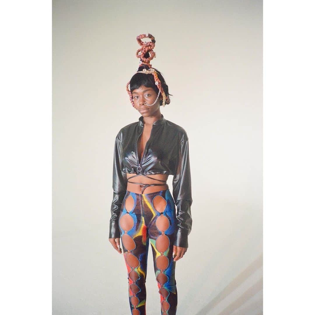 Kento Utsuboさんのインスタグラム写真 - (Kento UtsuboInstagram)「NYFW AW21 💥KIM SHUI💥 @kimshuistudio @voguerunway   Her new collection is now live on @cfda Runway360 and @voguerunway  Directed by Lula Hyers @lulahyers Cast by Lula Hyers Photos by Lula Hyers Assisted by Lauren Davis  Emmet Padget -DP Riley Patterson- 1st AC Hair by Sean Bennett @uhmmwhat Styling by @kooshan_d Makeup by Kento Utsubo @kentoutsubo using @maccosmetics @macpro  Models: @hallecherry @indigoneyh @krithikasreddy @cocobaudelle @getthastrap  Music: @phillipwong.co Thank you very much 🥰Makeup team @dr.seiji @eo.nat @taiga_sugano   この大変な時代にファッションショーをするデザイナーさんと仕事をさせてもらって、本当にすごいなって思いました💥 自分もコロナに負けないように、これからも頑張ろって本当に思いました🙋‍♂️💫 これからもがんばるぞー！  皆さんいつも応援ありがとーございます📣  💡質問など、ありましたら気軽にコメント欄にお願いします📝😊💫」3月1日 11時14分 - kentoutsubo