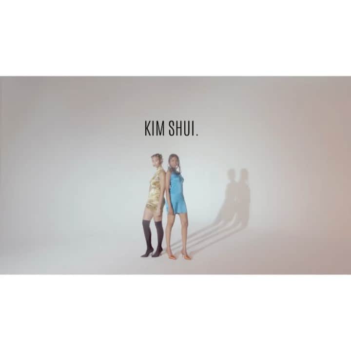 Kento Utsuboのインスタグラム：「NYFW AW21 💥KIM SHUI💥 @kimshuistudio @voguerunway   Her new collection is now live on @cfda Runway360 and @voguerunway  Directed by Lula Hyers @lulahyers Cast by Lula Hyers Photos by Lula Hyers Assisted by Lauren Davis  Emmet Padget -DP Riley Patterson- 1st AC Hair by Sean Bennett @uhmmwhat Styling by @kooshan_d Makeup by Kento Utsubo @kentoutsubo using @maccosmetics @macpro  Models: @hallecherry @indigoneyh @krithikasreddy @cocobaudelle @getthastrap  Music: @phillipwong.co Thank you very much 🥰Makeup team @dr.seiji @eo.nat @taiga_sugano   この大変な時代にファッションショーをするデザイナーさんと仕事をさせてもらって、本当にすごいなって思いました💥 自分もコロナに負けないように、これからも頑張ろって本当に思いました🙋‍♂️💫 これからもがんばるぞー！  皆さんいつも応援ありがとーございます📣  💡質問など、ありましたら気軽にコメント欄にお願いします📝😊💫」