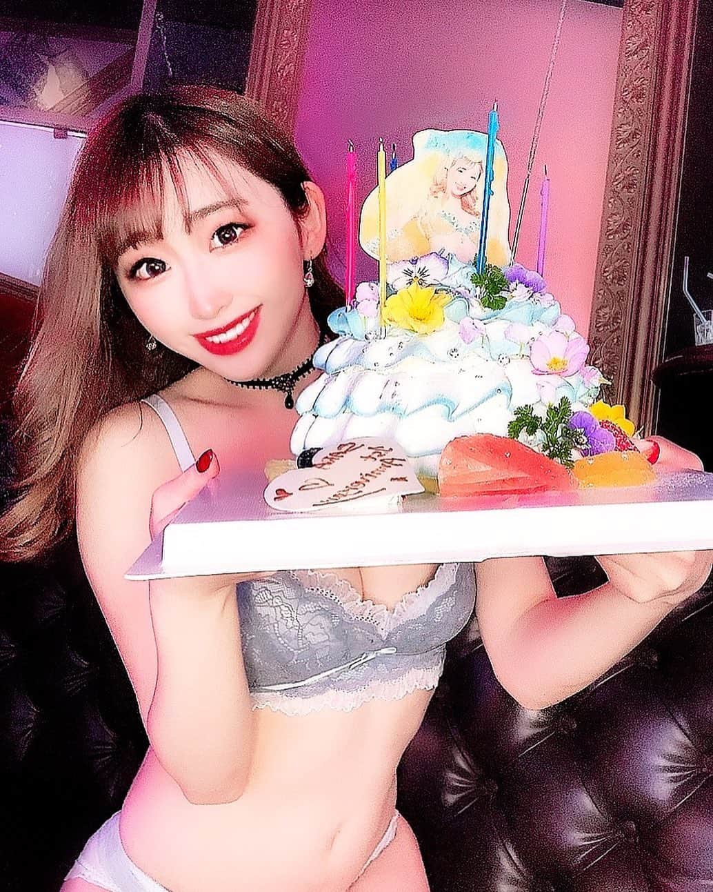 Saraさんのインスタグラム写真 - (SaraInstagram)「周年イベントでは来てくださって 応援してくださった方 オンラインから応援してくださった方 本当にありがとうございます🥺  直接行きたかったって言ってくださった方も いて私よりもこの日を特別に思って くださっていたのかなと嬉しい気持ちで いっぱいでした！（ ; ; ）  でも予定を合わせてくれようと みんな頑張ってくれたのに 中々イベントの日程が確定しなくて 本当に申し訳ない気持ちがありました😢 予定が出た時にはみんなが沢山拡散して くれたり宣伝してくれたり 本当にありがたかったです！😭 イベント近くになると練習に必死で ストーリー間に合わなくて返せなかったり 想いに応えられなかったり いっぱいいっぱいになって思い通りに ならないことが沢山ありました。 2年目は少し 余裕をもってみんなのこと第一優先に 考えていけたらいいなと思います😊  こんな不器用な私を1年間愛してくれて 本当にありがとうございました😢😢 これからも自分にできる最大限の パフォーマンスをして みんなをドキドキさせちゃうので ずっとずっと応援してね🥰💕  2年目もよろしくお願いします🙇‍♀️✨  #1年目  #たくさんのありがとう  #応援ありがとう  #私は幸せ者です  #バーレスク東京　#バーレスク　#ショーパブ #六本木　#新宿　#tokyo #インスタライブ　 #楽しい#おうち時間 #チェキ　 #セクシー#かわいい#かっこいい #バーレスク東京第7世代 #エンタメ活動を止めない」3月1日 11時15分 - sara_burlesque