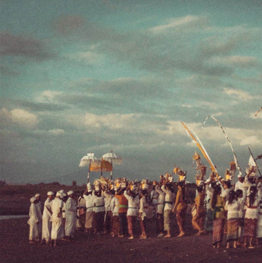 ジョン ハーディーのインスタグラム：「Traditional ceremonies around our island of the gods.  #JohnHardy #Since1975  @tommasorivaphotography」