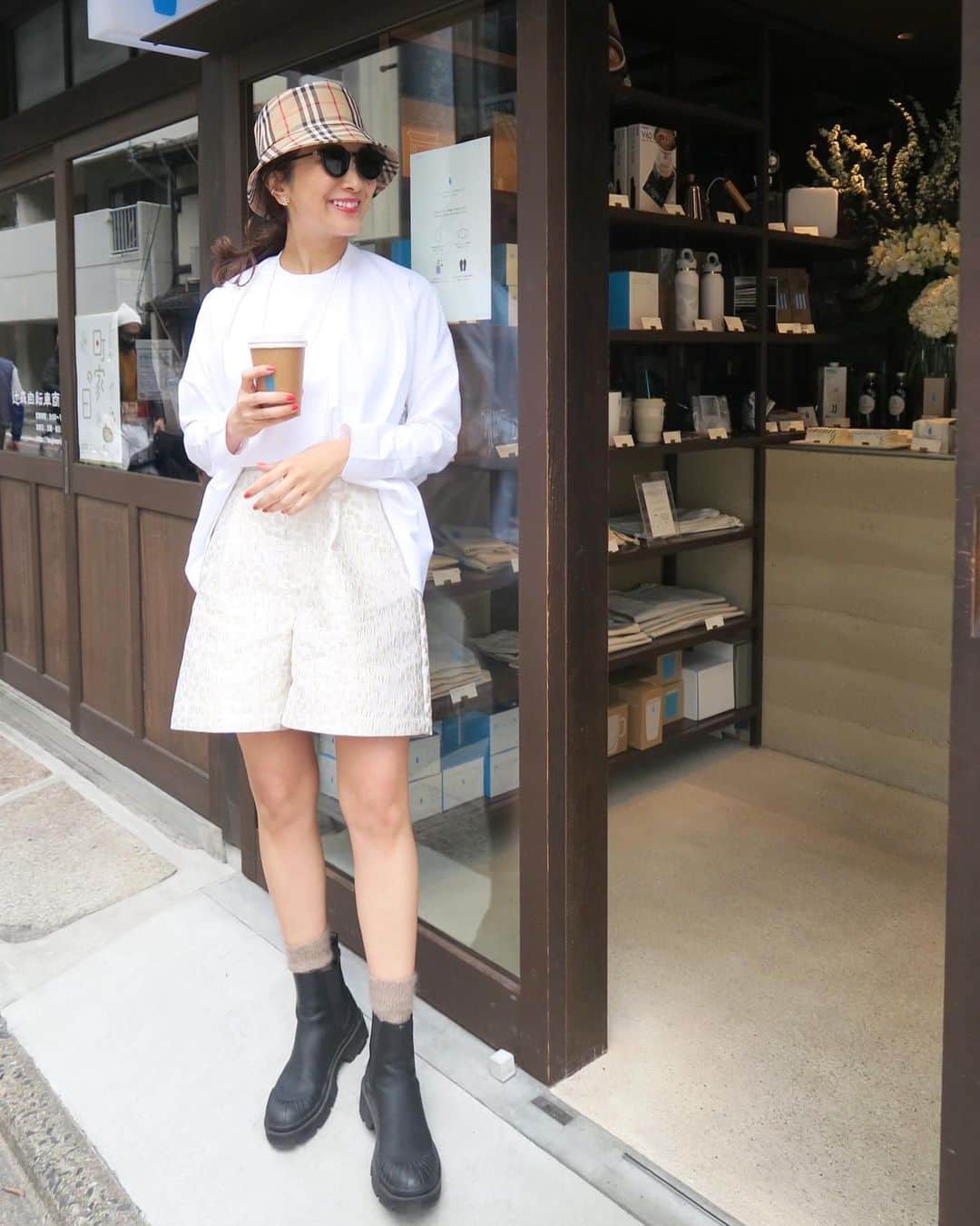 Mai Wakimizuのインスタグラム：「久しぶりの京都＼(^o^)／暖かいのでアウターの下はロンTにショーパン。ジャガードショーパン2色ともゲットしたのでやたらと履き過ぎね♡笑 かなり使えるゴールドのロングチェーンはmaria blackのもので、さりげない華奢さがコーデのアクセントになる♡topsと合わせて @bibliok_officialで購入しました♡ #wakkinstyle#ootd#coordinate#ママコーデ tops:#formo pants:#linkable @linkable_official(今週4日まで予約販売中) shoes:#zara sunglasses:#eyevan  hat:#burberry」