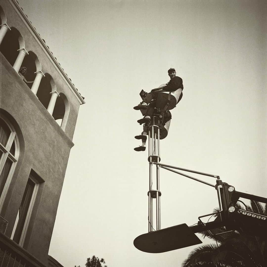 フェドン・パパマイケルさんのインスタグラム写真 - (フェドン・パパマイケルInstagram)「#setlife🎥  is this safe? How many risers can you string togegether onto a Titan crane #oldschool #1990 #poisonivy  #phedonpapamichael  #cinematography」3月1日 9時45分 - papa2