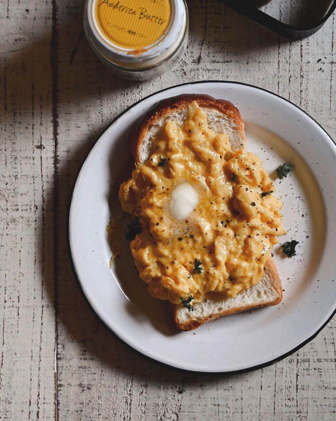 ANDERSEN アンデルセンさんのインスタグラム写真 - (ANDERSEN アンデルセンInstagram)「HYGEE(ヒュッゲ)な朝食時間﻿ ﻿ by @yutaokashi  ﻿ アンデルセンイギリスと﻿ 醗酵バターのスクランブルエッグで﻿ おはようございます☀️🍞🇩🇰﻿ HYGEE(ヒュッゲ)な朝食時間です。﻿ ﻿ パンを折り畳んで、﻿ バクっと大口を開けていただきました🥱﻿ ﻿ serve!!!﻿ ﻿ ※HYGGE…ヒュッゲとは、﻿ ｢人と人とのふれあいから生まれる、温かな居心地の良い雰囲気｣を意味するデンマーク語です。🇩🇰🕯🍞﻿ ﻿ ▶︎ @andersen_official_jp ﻿ ﻿ #アンデルセン #アンデルセンのパン ﻿ #Andersen #パン #パン好き #醗酵バター ﻿ #ヒュッゲ #暮らしを楽しむ #hygge ﻿ #パンのある暮らし#ヒュッゲな暮らし ﻿ #朝食 #朝ごパン #朝食パン﻿ #スクランブルエッグ ﻿ #scrambleeggs #egg #卵 #foodforfoodies #livethelittlethings #finditliveit #shareyourtable #bread #butter ﻿ #イギリスパン #トースト ﻿ #山型パン #山食 #食パン ﻿ #アンデルセンイギリス」3月1日 9時45分 - andersen_official_jp