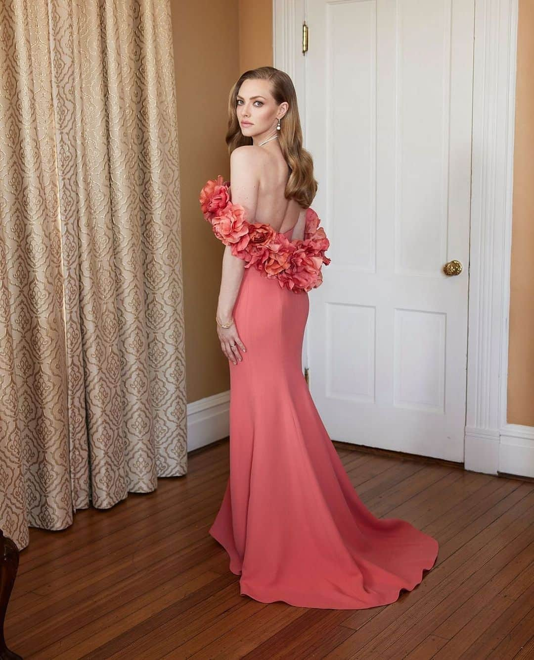 オスカーデラレンタさんのインスタグラム写真 - (オスカーデラレンタInstagram)「Amanda Seyfried, nominated for Best Supporting Actress, stuns in a custom silk sorbet gown embroidered with taffeta pressed flowers for the #GoldenGlobes.  Photographed by Marcus Mam/Sunshine Sachs  Styled by @elizabethstewart1」3月1日 9時46分 - oscardelarenta