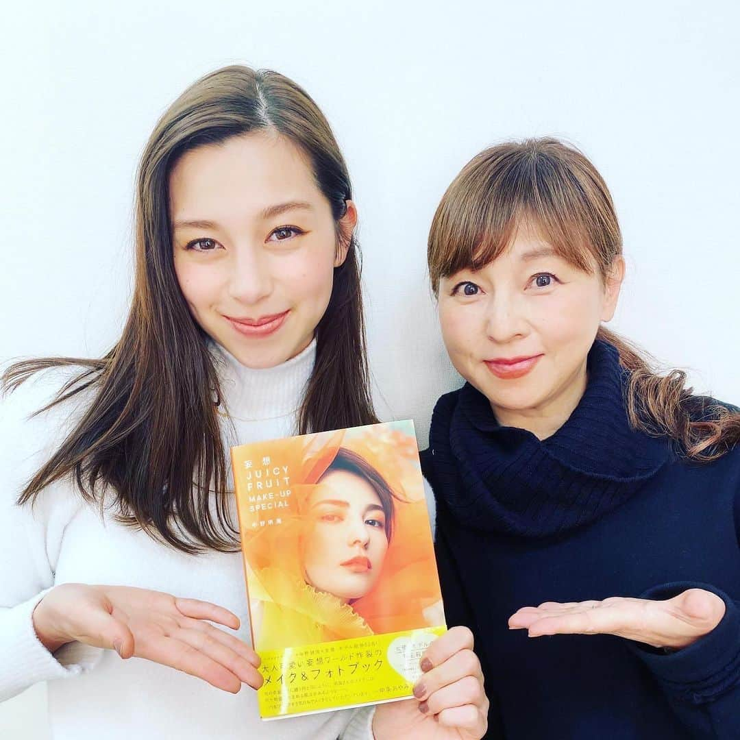 中野明海さんのインスタグラム写真 - (中野明海Instagram)「✨✨✨👍🏻 ２０２１．３．１.月曜日  本日  「妄想 JUICY FRUIT 　　　　　MAKE UP SPECIAL」  発売日🧡💛✨🙏🏻🌈  沢山の方々のご協力で １０年間やってこれた 連載✨を まとめてもらえました。  今回の本への掲載を快く承諾してくださった52名の皆様 本当にありがとうございます🙏🏻✨  そして、帯に、素敵な文章を寄せてくれた 中条あやみちゃんとお仕事後に🤳✨  帯のデザインと 文字数の都合で、全部載せれなかった  中条あやみちゃんのコメント全文  「私が初めて手に取ったメイクの本が明海さんの本でした。役の衣装を身に纏う時と同じように、明海さんのメイクには何か物語が生まれる魔法があるような… いつもワクワクする気持ちでメイクをして頂いています。　 また一緒に好きな映画のお話ができるのを楽しみにしています♡」  やってきた事にご褒美もらえたようなコメント✨ 本当にありがとう🧡💛  可愛い物好きな女子にはもちろん 美しいモノ好きな男子にも どこから読んでも大丈夫な カワイイおもちゃ箱の様な一冊です。  手に取ってくださった 色んな方が、ふわっと楽しく、 少し心が軽くなります様に🙏🏻💛🧡✨🌈  @nakajo_ayami  #中条あやみ  あやみちゃん好きな映画は 1976年の作品「TAXI DRIVER」とかで、、渋い😆👍🏻 @kaede_929  #スミス楓 @sweet_editors  @kayoko_watanabe  #blackandwhite  #中野明海」3月1日 9時49分 - akeminakano__official