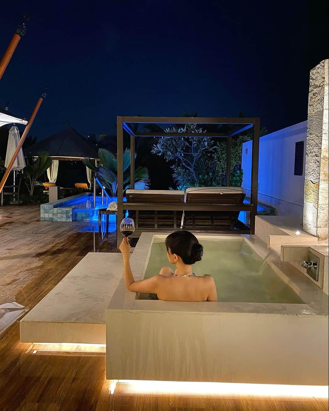 Rieのインスタグラム：「【The Ritz Carlton Ras AL Khaimah Al Hamra Beach③】  ヴィラのバスタブはお部屋の外！  露天風呂気分でめっちゃ気持ちよかった  #rasalkhaimah  #ritzcarlton  #ritzcarltonrasalkhaima  #luxuryhotel #リッツカールトン #リゾートホテル #プライベートヴィラ #ロマンティック #bathtime #バスタイム #rak #週末旅 #リトリート #家族旅行 #プチ旅行 #リゾート #ドバイ #ドバイ旅行 #ドバイ観光 #ドバイ生活  #ドバイ在住 #海外暮らし #海外旅行 #海外旅行好きな人と繋がりたい  #タビジョ #middleeast  #dubailife #visitrak #instagrammable #photooftheday」