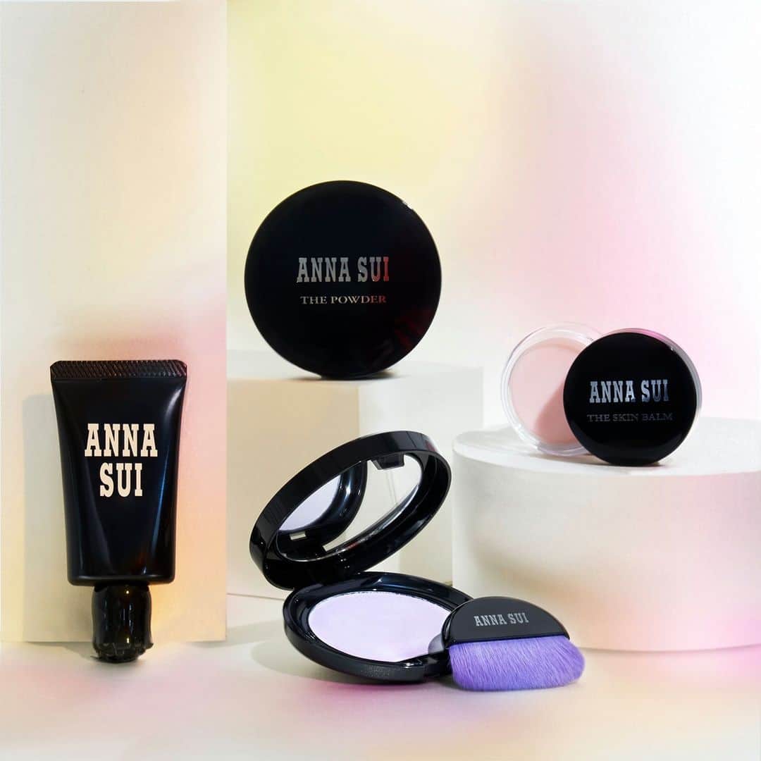 アナスイのインスタグラム：「2021 SPRING COLLECTION⠀⠀ 本日、3月1日（月）発売✨ ⠀⠀ 新ベースメイクアップアイテムがデビュー👑 ⠀⠀ ⠀ ■UV BB クリーム⠀ 全3色　30g　SPF50＋ / PA＋＋＋＋⠀ 4,400円（税込）⠀ ⠀ ■ザ スキン バーム⠀ 7g（部分用化粧下地）⠀ 3,850円（税込）⠀  ⠀ ■ザ パウダー⠀ 全1色　容量：6g⠀ 5,500円（税込)⠀⠀ ⠀ #annasuicosmetics #アナスイコスメティックス #annasui #アナスイ ⠀ ⠀ #発売 #新商品 #ベースメイク #BBクリーム#ファンデーション #化粧品  #化粧下地#パウダー#シルキースキン#紫外線対策#スプリングコレクション⠀ ⠀ #2021#spring#collection#design#beauty#cosmetics#new#basemakeup」