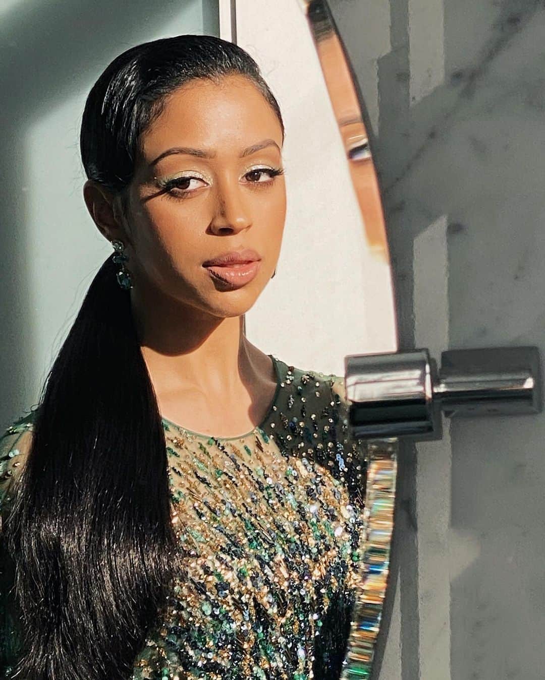 リザ・コッシーのインスタグラム：「played dress up... and milking it for the @goldenglobes」