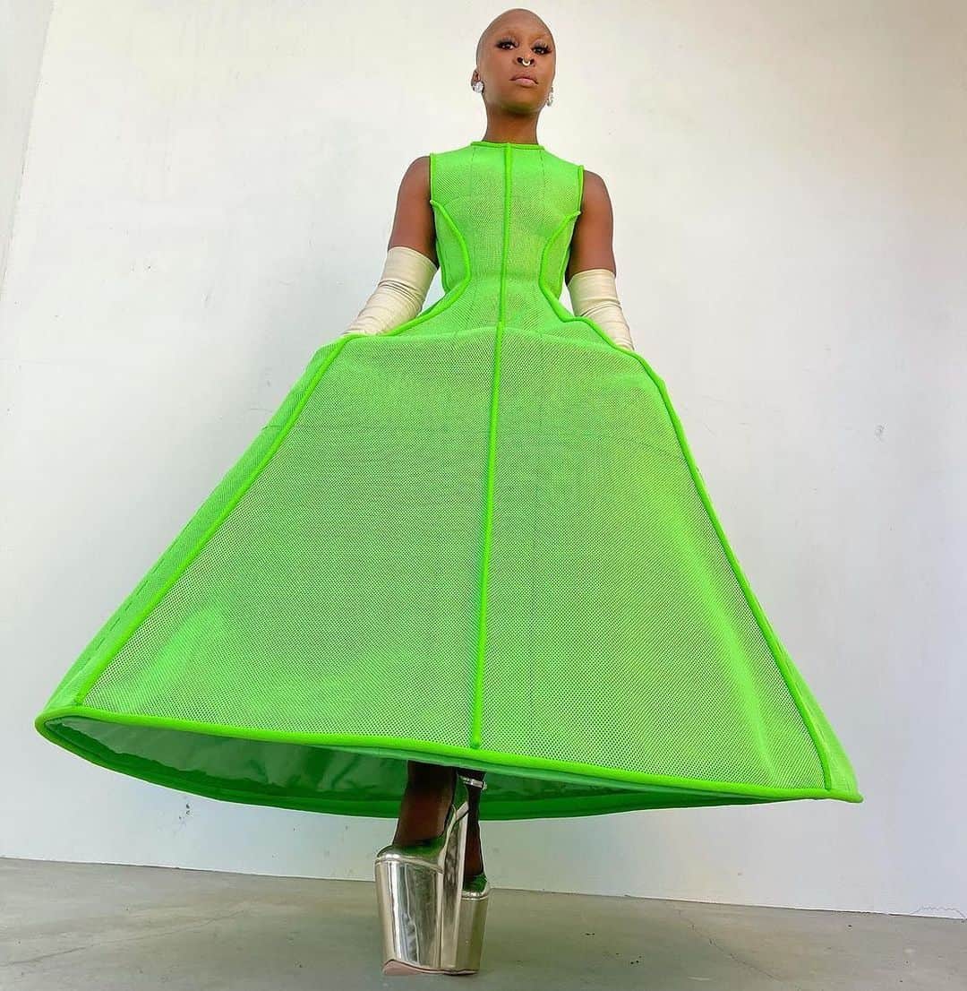 People Magazineさんのインスタグラム写真 - (People MagazineInstagram)「Cynthia Erivo in neon green couture is the #GoldenGlobes moment we needed! 🙌 |#Regram, @jasonbolden」3月1日 9時57分 - people
