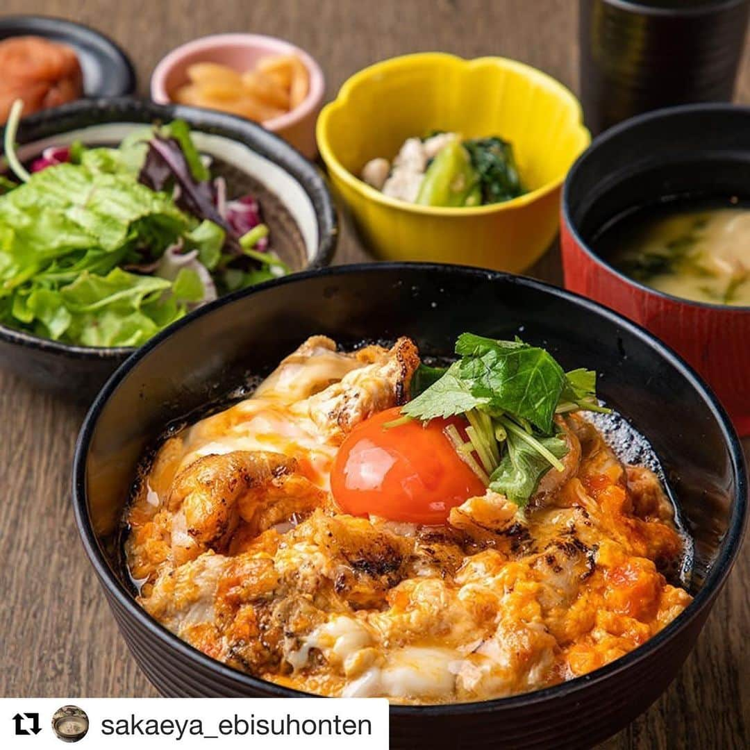 さかえや　高田馬場のインスタグラム：「#Repost @sakaeya_ebisuhonten with @get_repost ・・・ さかえや恵比寿本店は本日も営業しております。  ランチ　11:30〜14:30 ディナー16:00〜20:00  感染症対策の徹底、お客様の安心安全を最大限に注意し営業しております。  安心してお食事出来る個室も多数御座います。  短い時間ですがご来店いただいたお客様に、 美味しい料理と寛いでいただける空間とサービスをご用意しております。  テイクアウトアウトメニューデリバリーメニューのサービスもご用意しており、お客様のご要望にお応え出来るサービスをご提供ご提供致しております。  是非さかえや恵比寿本店のご利用心よりお待ちしております。  #恵比寿　#恵比寿グルメ　#さかえや　#水炊き　#鍋　#東京グルメ　#テイクアウト　#テイクアウトグルメ #テイクアウトランチ  #恵比寿ランチ　#恵比寿ディナー  #美味しいもの好きな人と繋がりたい #美味しいお店　#グルメ好きな人と繋がりたい #グルメスタグラム #グルメ女子 #グルメ部 #グルメスタグラム #ワイン　#日本酒　#食べ歩き #食べるの好きな人と繋がりたい」