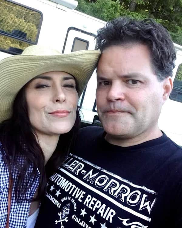 ミシェル・フォーブスのインスタグラム：「My dear friend @theaarondouglas sent this to me today.  Made me so happy. Very good memories. He’s one of my favourite actors and favourite people around.  He’s a good’un...🤍✌️🌼 #battlestargalactica #battlestar #aarondouglas #helluvanactor #chieftyrol #admiralcain #allhailthechief」