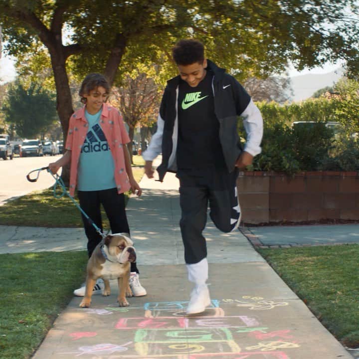 ロック&リパブリックのインスタグラム：「Find little ways to make big memories this spring. 🌸 From sidewalk chalk masterpieces to family game nights, there are so many ways to celebrate the season. #Kohls」