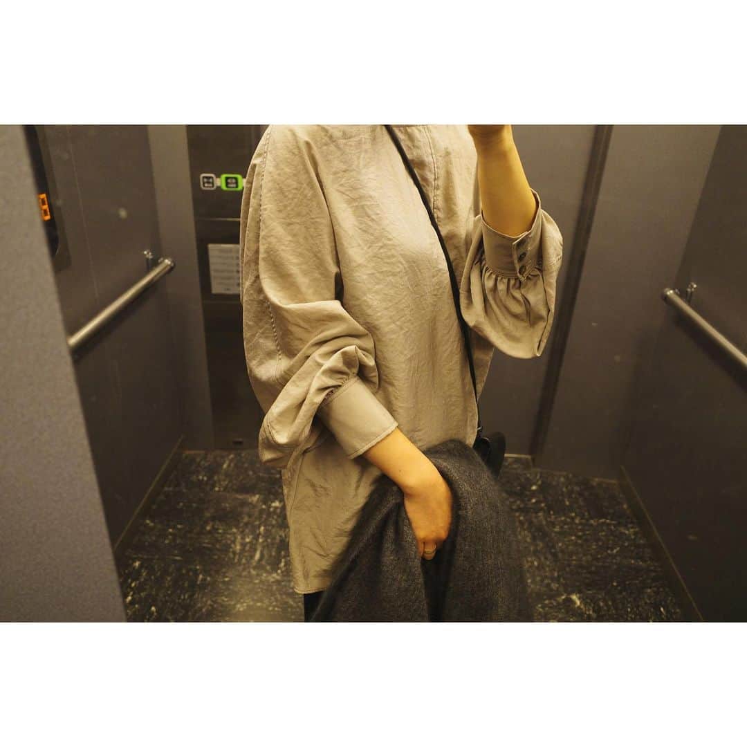 川上さやかのインスタグラム：「リラックス感と着映え感の両方を叶えてくれるトップス。 もともとシャリっとした素材なので、1日ゴロゴロした後でもそのまま出かけられるのが嬉しい♡ 春はデニム合わせも楽しみたい👖🌼 #blouse #intimite  #pants #knitpants #lappartement #stole #apstudio  #bag #driesvannoten  #shoes #therow」