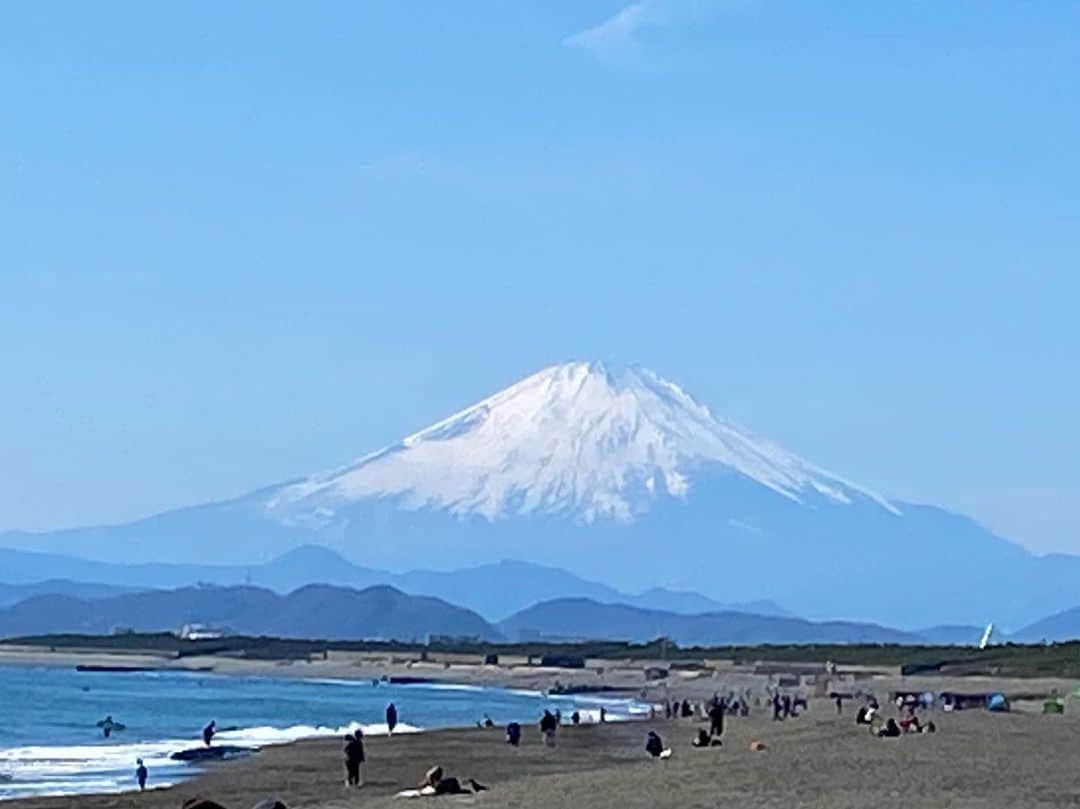 のインスタグラム：「海から富士山が見えました。イイコトあるかも✨😆  今日から３月。 １０日にツイキャスで配信されます #倉庫deライヴ まであともうちょっとです。 皆さん、応援よろしくお願いします！🙇‍♀️ 詳しくはブログをご覧ください。  #湘南 #富士山 #小桜舞子 #ウォーキング」