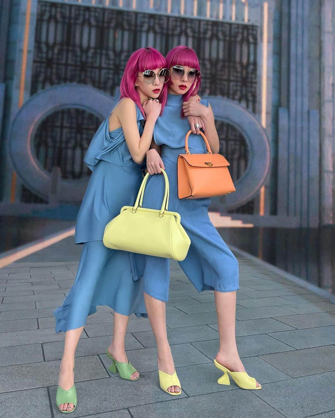 AMIさんのインスタグラム写真 - (AMIInstagram)「@ferragamo  We had so much fun shoot👭 Thank you @germanlarkin 💛🧡💙  ミラノと東京でリモート撮影楽しかった💫 ありがとうございました🌹  #ferragamo」3月1日 10時05分 - amixxamiaya