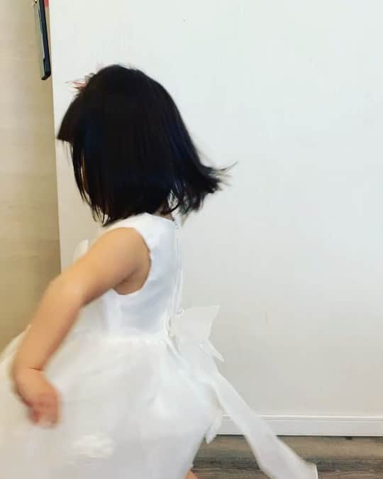 星野光正のインスタグラム：「雛祭りの写真を撮ろう！ と、言う事でせっかくなので頂き物のドレスを着せてお雛様と一緒に記念撮影♪  娘はドレスに御満悦w  #プロダーツプレイヤー #ダーツインストラクター #ダーツ #エスダーツ #エスダーツオフィシャルプレイヤー #targetsportsjapan #らいおん鍼灸整骨院 #星野光正 #星野飯 #三児のパパ #アラフォーパパ #料理好き #お雛様  #雛祭り  #娘のドレス姿  #御満悦」