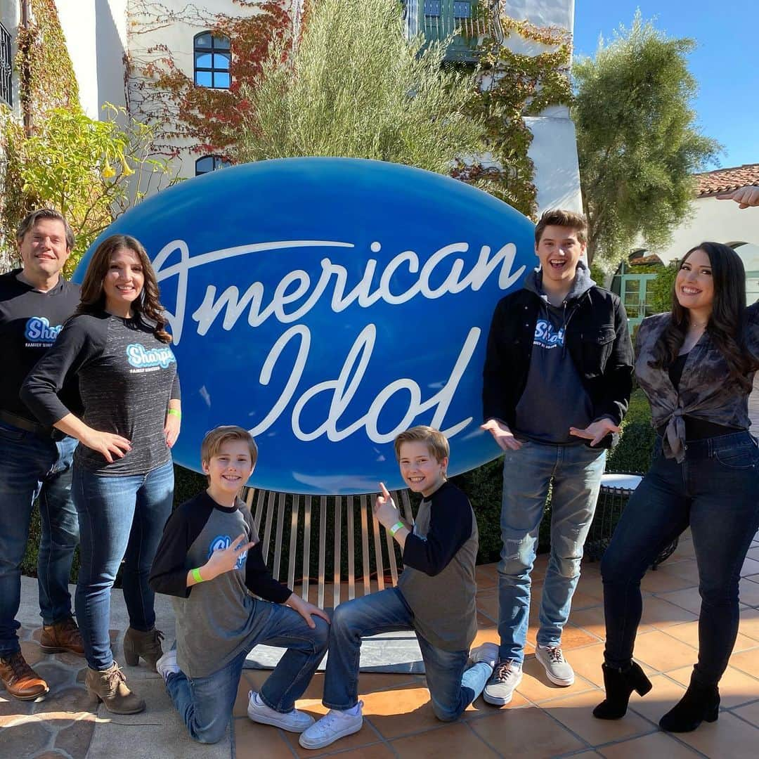 American Idolさんのインスタグラム写真 - (American IdolInstagram)「Yes, fam! 🥰 We love the sweet support for @samanthasharpeofficial from the @sharpefamilysingers.」3月1日 10時13分 - americanidol