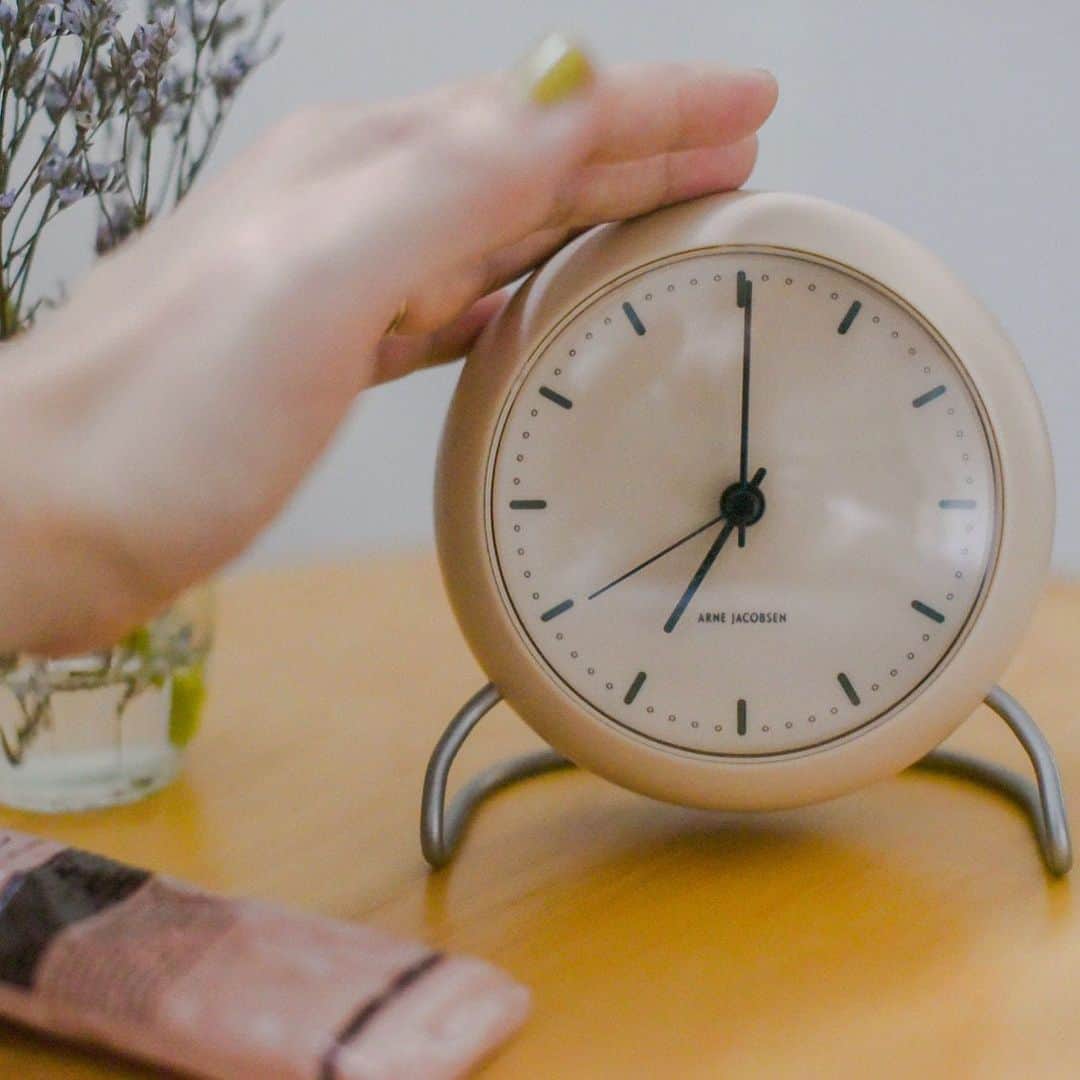 北欧、暮らしの道具店さんのインスタグラム写真 - (北欧、暮らしの道具店Instagram)「【新商品】惚れ惚れする文字盤と絶妙カラー。アルネヤコブセンの置き時計が新登場です✨ . - - - - - - - - - - - - 在宅で仕事をする日が増え、 少しずつ自宅の作業環境を整えるの が楽しい今日この頃。  デスク周りのインテリアを 引き締めてくれる何かが欲しい……。 本日はそんな今の気分にぴったりの 北欧デザインの巨匠、 アルネ・ヤコブセンの置き時計 「CITY HALL」が登場です！  ヤコブセンの代表作の一つでもある こちらのアイテム。  その一切の無駄を排除したミニマルなデザインは、 とことん緻密に計算されてできたもの。 だからこそ永く愛され続けてきました。  今回当店でセレクトしたのは 「SANDY BEIGE」と 「STONE BLUE」の2色。  高さ12cmのコンパクトな置き時計だから、 デスクはもちろん、玄関やリビングなど 気軽に取り入れやすいのも嬉しいポイントです。  秒針がなく静かだから、 寝室にも置いておけますよ。  時計としての機能もばっちり！ アラームとスヌーズ機能がついています。 時計の上部にすっと手をかざすと、 文字盤が見やすいLEDライトが作動しますよ。  アラーム音や動作は、 商品ページ内にある動画で ご確認いただけますので、 ぜひプロフィールのリンクから チェックしてみてくださいね♪ →@hokuoh_kurashi . . ーーー 掲載のアイテムはこちら▼ ーーー . ☑️ ARNE JACOBSEN / アルネ・ヤコブセン /  テーブルクロック / CITY HALL . ※ その他、スタイリングに使用したアイテムは、 スタッフの私物になります。 - - - - - - - - - - - - - - - - - -  . ▶ その他の商品詳細をお知りになりたい場合は、 プロフィールに掲載の、 当店お問い合わせメールまでご連絡ください。 ・ . #interior#interiors#livingroom#homedecor#instahome#homewares#homestore#ARNEJACOBSEN#アルネヤコブセン#時計#北欧家具#インテリア#北欧インテリア#リビング#寝室#マイホーム#インテリア雑貨#北欧雑貨#日々の暮らし#北欧#暮らし#北欧暮らしの道具店」3月1日 10時14分 - hokuoh_kurashi