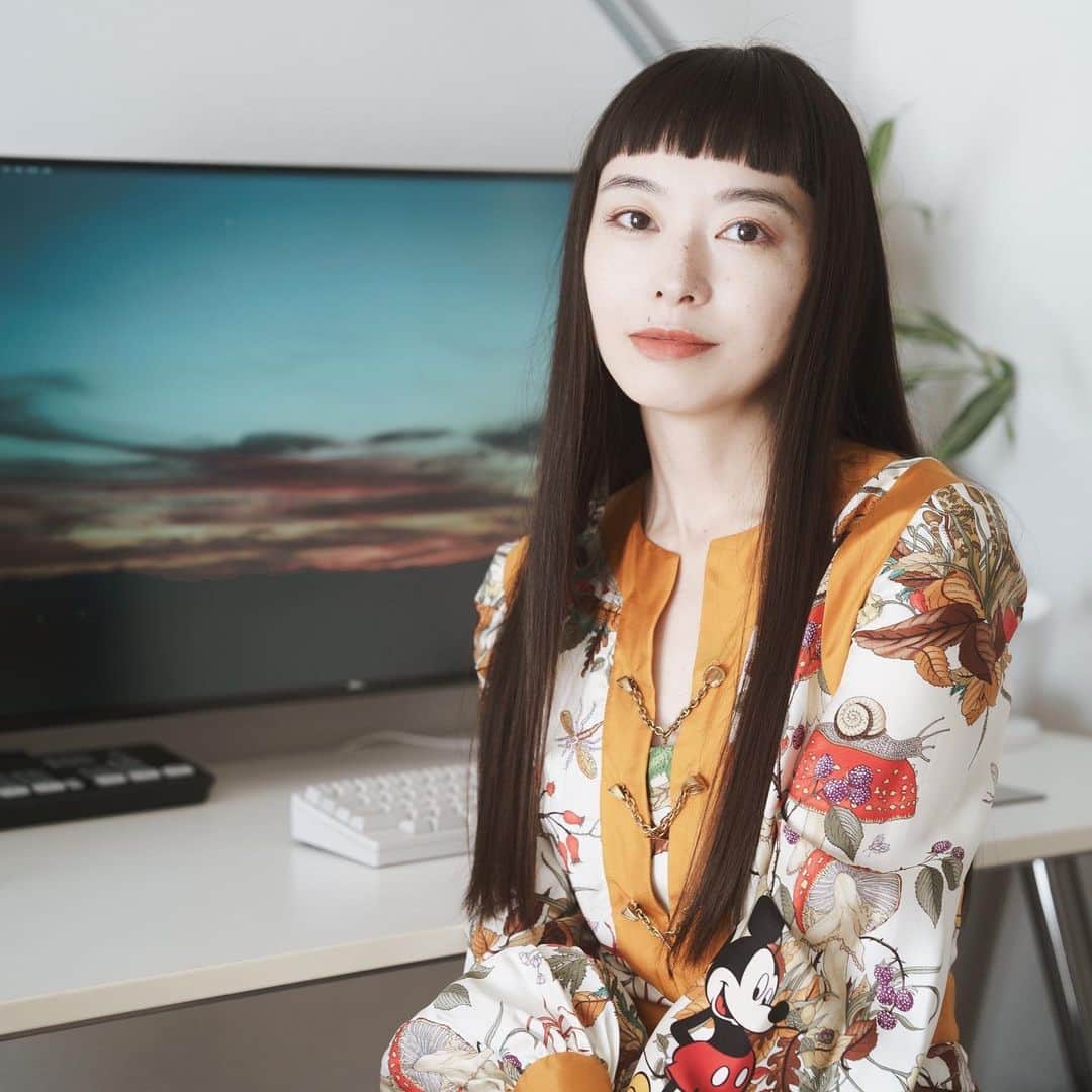 市川渚のインスタグラム：「愛用しているキーボード、HHKB = Happy Hacking Keyboardのインタビューを受けました⌨️✨ 昨今は、自宅でお仕事をされているというかたも多いと思うのですが、タイピングする時間が長い人には、ラップトップをそのまま使うのではなく、良いキーボードを使うことをおすすめしたい私です。人によって、合う・合わないはあると思うのだけれど、キーボードを打ち続けたくなる心地よさは、会社で用意されるようなPC付属のキーボードとも、ラップトップのキーボードとも全く違うので、ぜひ色んな人に一度触ってみて欲しい…！（タッチ＆トライができる場所が東京・大阪・名古屋にあるみたいなので、詳しくはウェブサイトで「SHOWROOM」を見てみてくださいな）﻿ ﻿ 私の愛用しているHHKBはHProfessional HYBRID Type-Sというモデルのキーにプリントのない無刻印のホワイト。一部グレーのキーを自分で白いものに換装しているのですが、オフィシャルで真っ白なモデル、作って欲しい🤍コンパクトがゆえに、キー配列に慣れるまでは少し戸惑うかもしれないけれど、慣れてしまえば、あなたの良き相棒になってくれるはず。﻿ ﻿ インタビューはこちらから読めます🙆‍♀️﻿ https://happyhackingkb.com/jp/life/hhkb_life04.html﻿ ﻿ ﻿ I got an interview about my favorite keyboard, HHKB = Happy Hacking Keyboard! I think excellent gear can increase your work efficiency and motivation.﻿ ﻿ My HHKB is the Professional HYBRID Type-S in white with unprinted keys. I replaced some of the gray keys with white ones, but I wish they would make an official totally white model!﻿」