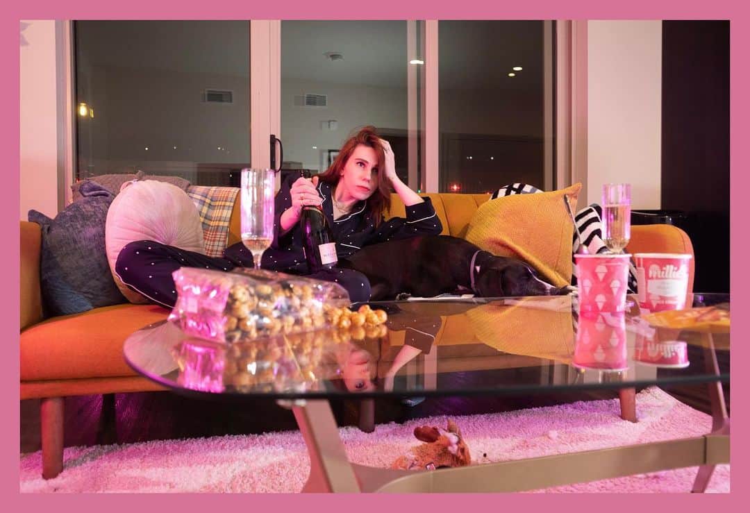 ゾージア・マメットのインスタグラム：「My kind of @goldenglobes !!!At home, on my couch with snacks and a Moose dog. I even put on my fancy @sleepyjones pajamas for the occasion. Congratulations to all the nominees. And of course fingers crossed for my @flightattendantonmax family! 🤞🏻✨💕 📸 @johnakite_」