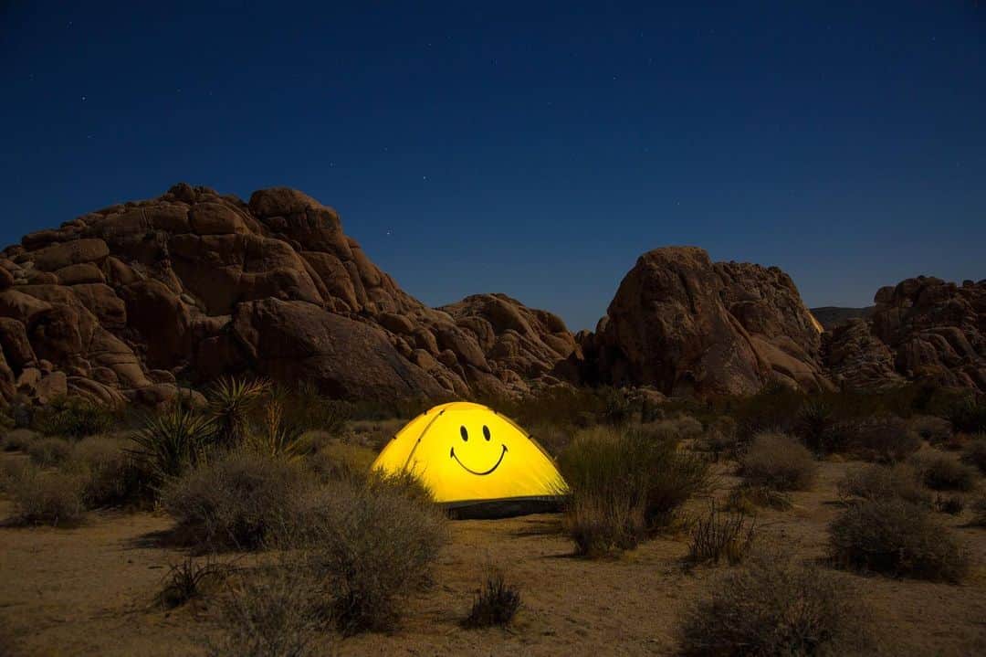 ローレン·ランドルフのインスタグラム：「My submission for this month’s @thisisaphotoblog assignment “Child’s Mind.”  I used to have a smiley face bag that traveled around with me #happybagontour. Now I’ll let this smiley face tent go on some adventures this summer #happytentontour.  Thanks to @karendoolittle for the pandemic birthday present. 😃」