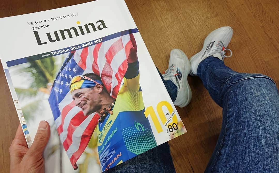 上田藍さんのインスタグラム写真 - (上田藍Instagram)「. Appeared in a magazine.📖✨ 《Triathlon Lumina 2021》 #10th #Anniversary #triathlonmagazine ：：：：：：：：：：：：：：：：： 2021年も、あっという間に3月に突入しましたね！  今日はお知らせがあります。 トライアスロンの専門誌《Triathlon Lumina 2021 4月号》に掲載されています。 ぜひ、ご覧いただけると嬉しいです🤗📖  🌟ルミナさんは今年で創刊10周年🌟  「10」という数字にちなんで《闘う心をつなぐ１０の作法》という特集にて、常に心掛けている『10のルール』をテーマにお話しをさせていただきました🍀  表紙は、Andy Potts選手(USA)👀✨ 2004年アテネオリンピックに参戦され、2007年にはアイアンマン70.3で世界チャンピオンになられています。笑うと両頬😊にポコポコとエクボができて素敵な選手です～🙌  本誌では、大切にしていることを10個に絞ってお話させて頂きました。全てが繋がっていて、自分のルーティーンを改めて実感することができました🌱   目標をみつけて、理想の結果に辿り着くまでの過程で、良いときも、うまく行かないときも、モチベーションを生み出して原動力を作るスイッチは人それぞれだと思います🌟  私は、そのスイッチが沢山(色々)あるほうが楽しく前に進んでいける気がしています🎵そしていつの間にか、沢山のスイッチが出来ていました🤭 皆さんのスイッチは、どんな思考や行動ですか？  私は《笑顔》がスイッチのひとつになっています☺️ 今日も笑顔ですごしていけますように～🙌❤️ 感謝🍀  #フリートでもお買い求め頂けます📖✨ #書店ではあるところとないところがマチマチ #トライアスロンの魅力を多くの方に知っていただきたいです #頑張ります💪」3月1日 10時26分 - ai_love_tri