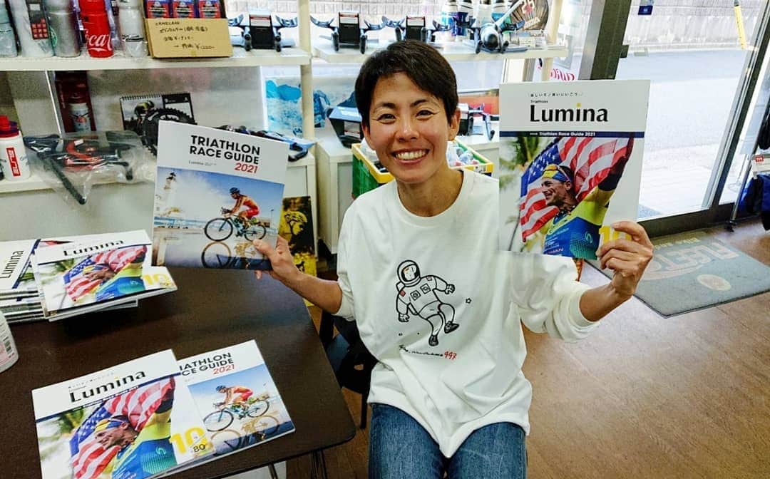 上田藍さんのインスタグラム写真 - (上田藍Instagram)「. Appeared in a magazine.📖✨ 《Triathlon Lumina 2021》 #10th #Anniversary #triathlonmagazine ：：：：：：：：：：：：：：：：： 2021年も、あっという間に3月に突入しましたね！  今日はお知らせがあります。 トライアスロンの専門誌《Triathlon Lumina 2021 4月号》に掲載されています。 ぜひ、ご覧いただけると嬉しいです🤗📖  🌟ルミナさんは今年で創刊10周年🌟  「10」という数字にちなんで《闘う心をつなぐ１０の作法》という特集にて、常に心掛けている『10のルール』をテーマにお話しをさせていただきました🍀  表紙は、Andy Potts選手(USA)👀✨ 2004年アテネオリンピックに参戦され、2007年にはアイアンマン70.3で世界チャンピオンになられています。笑うと両頬😊にポコポコとエクボができて素敵な選手です～🙌  本誌では、大切にしていることを10個に絞ってお話させて頂きました。全てが繋がっていて、自分のルーティーンを改めて実感することができました🌱   目標をみつけて、理想の結果に辿り着くまでの過程で、良いときも、うまく行かないときも、モチベーションを生み出して原動力を作るスイッチは人それぞれだと思います🌟  私は、そのスイッチが沢山(色々)あるほうが楽しく前に進んでいける気がしています🎵そしていつの間にか、沢山のスイッチが出来ていました🤭 皆さんのスイッチは、どんな思考や行動ですか？  私は《笑顔》がスイッチのひとつになっています☺️ 今日も笑顔ですごしていけますように～🙌❤️ 感謝🍀  #フリートでもお買い求め頂けます📖✨ #書店ではあるところとないところがマチマチ #トライアスロンの魅力を多くの方に知っていただきたいです #頑張ります💪」3月1日 10時26分 - ai_love_tri