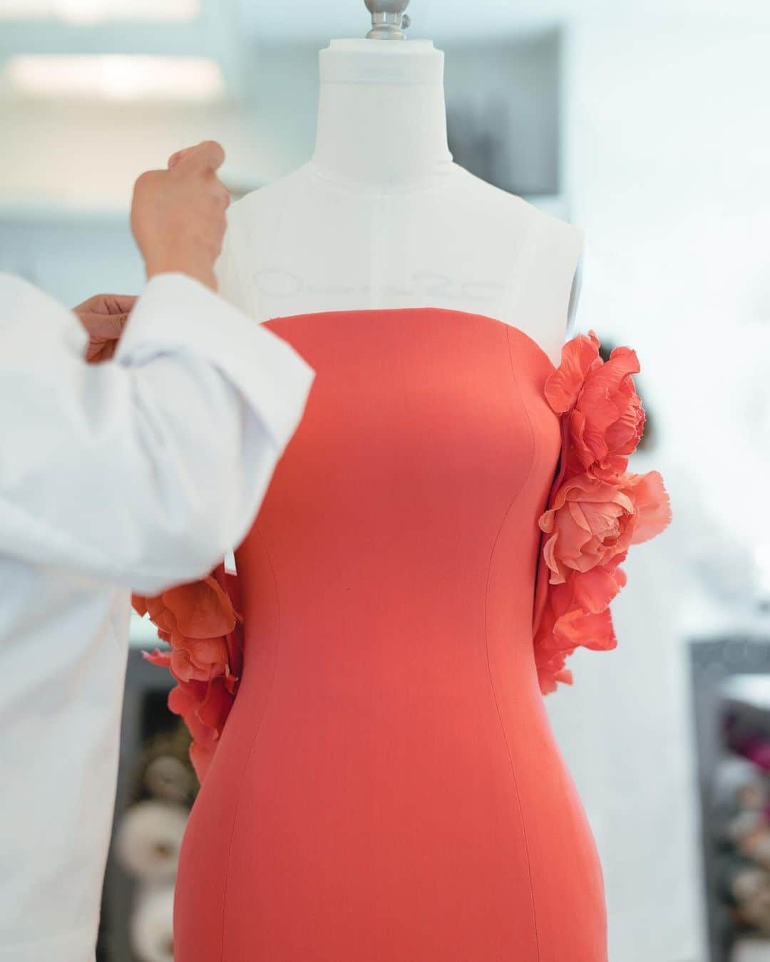 オスカーデラレンタさんのインスタグラム写真 - (オスカーデラレンタInstagram)「Step into our atelier, where custom red carpet moments begin. Amanda Seyfried’s sorbet gown for the #GoldenGlobes channels old Hollywood glamour with a fitted bodice and sweeping skirt. Hand-crafted flowers, made from individually embossed petals, form a draped shawl from shoulder to shoulder.  Photographed by @linaresldg」3月1日 10時21分 - oscardelarenta