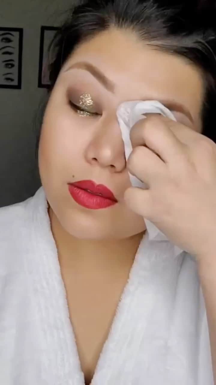 のインスタグラム：「Wine down & take it all off with our amazing Makeup Remover Towelettes 🖤 Don’t forget to follow it up with some @lumieredevide skincare. You deserve it. ✨ Link in bio.   🎥: @vlaipadeeyang   #selfcare #selflove #skincare #selfcaresunday #makeupremover」
