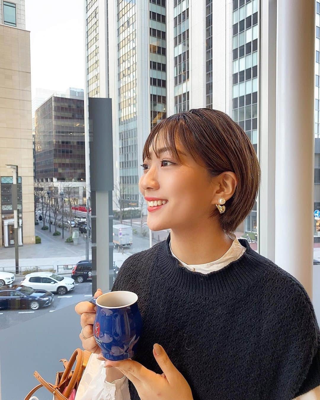 のインスタグラム：「こんにちは🌞﻿ ﻿ 3月スタート✊🏻﻿ 忙しくても笑顔を絶やさないよう心がける！﻿ ﻿ 明日、3/2 ミスオブミスの表彰式があります！﻿ ﻿ 結果はもちろんですが、皆様が応援してくださった気持ちを大切に素敵な一日にしたいと思います🌼配信されると思いますが、詳細は後ほど  #ワンピース #ワンピースコーデ #モノトーンコーデ #モノトーン #カラーバッグ #ミニバック #ショートブーツ #ベージュカラー #ショートヘア #ショートカット #ヘアスタイル #サロモ #全身コーデ #被写体モデル#art #美術館好きな人と繋がりたい #美術館好き」
