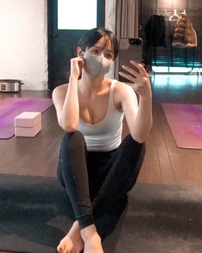 Lizのインスタグラム：「Hello March ♡  今日から30日間チャレンジするよ🧘‍♀️  ヨガ始めてみたい方 お待ちしています〜✨🙏🏻」