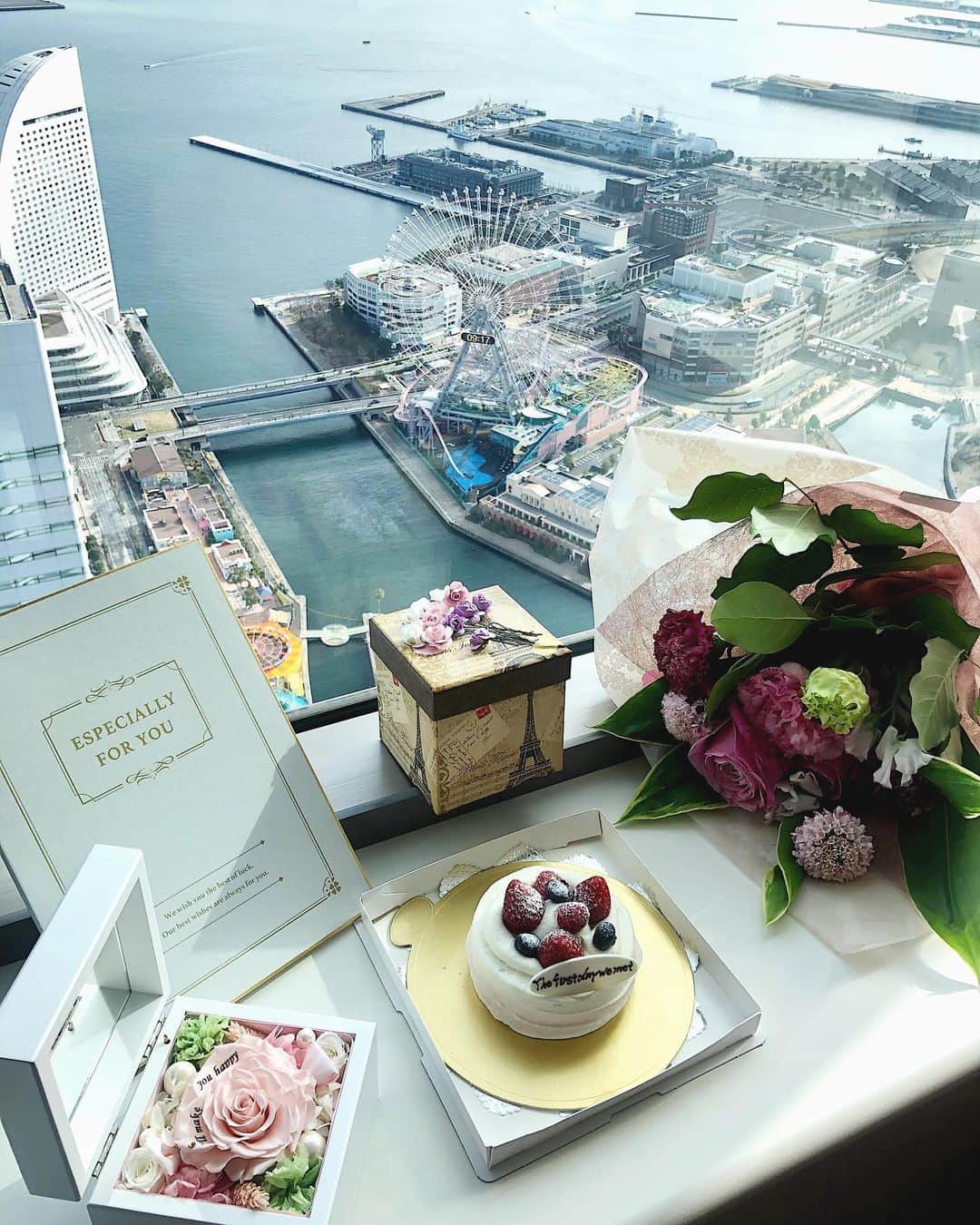 伊藤沙織のインスタグラム：「Today is my sweet husband's birthday! Thank you for being with me all the time.  今日は旦那氏の誕生日🎂🎉👏生まれてきてくれてありがとう🥳彼のご両親にも感謝です💕写真は一年前プロポーズの次の日の朝に撮った写真🎡最高にロマンチックで思い出に残るプロポーズでした🥺💐💍  楽しくて笑いの絶えない毎日をありがとう❣️健康で日々過ごせますように💭  #0301」