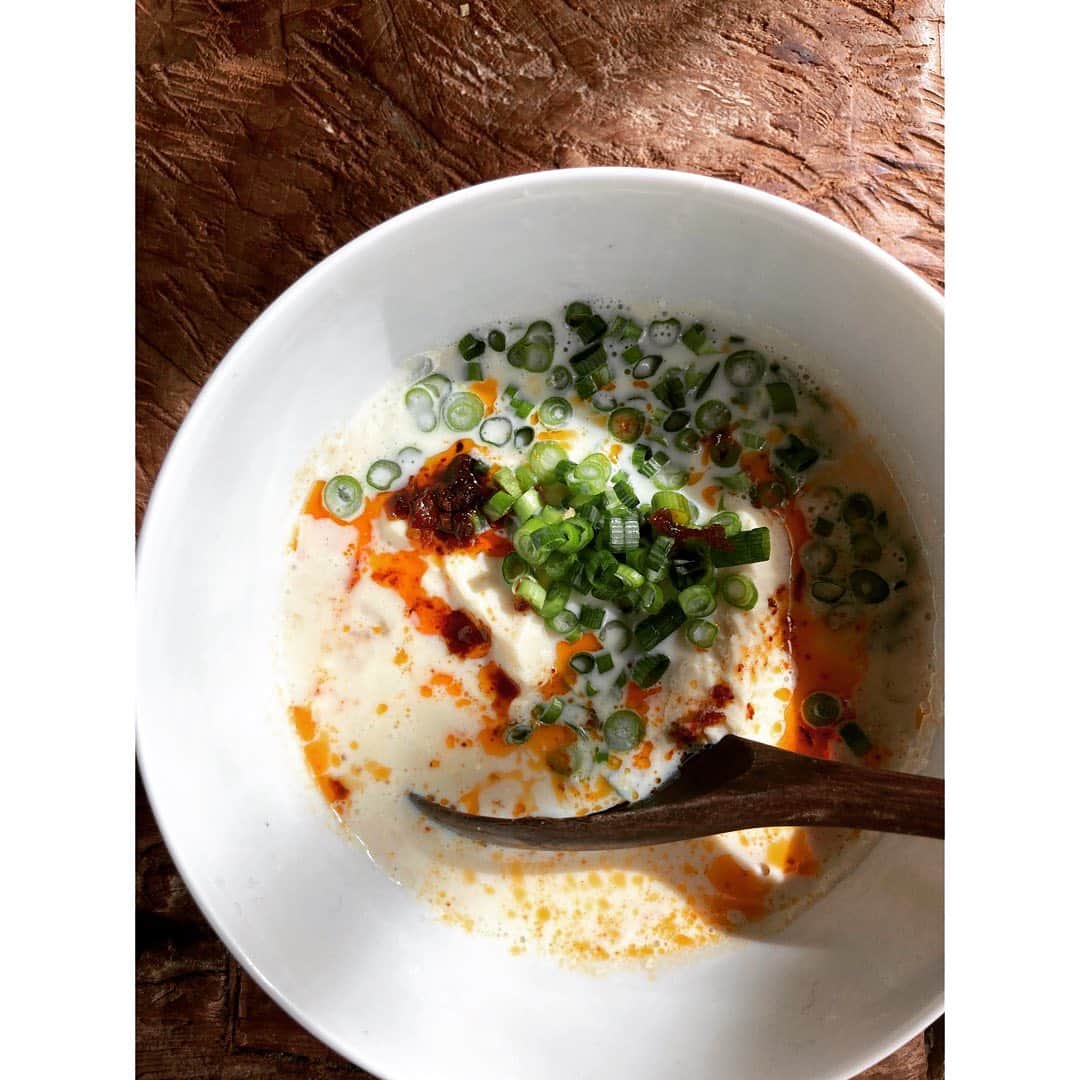 journaleatripのインスタグラム：「. soy March  三月 三月産まれに囲まれている。 なので"おめでとー！" とほぼつぶやく日々のめでたい月となる。  最近であった東中野の豆乳はお豆腐を飲んでるよう。本当に美味しい！ 雲仙のこぶ高菜漬け、干し海老、黒酢と 美味しい辣油で鹹豆漿。  #千代豆腐#小野田商店 #町のお豆腐屋さん万歳#豆腐マイスターさんお元気かしら」