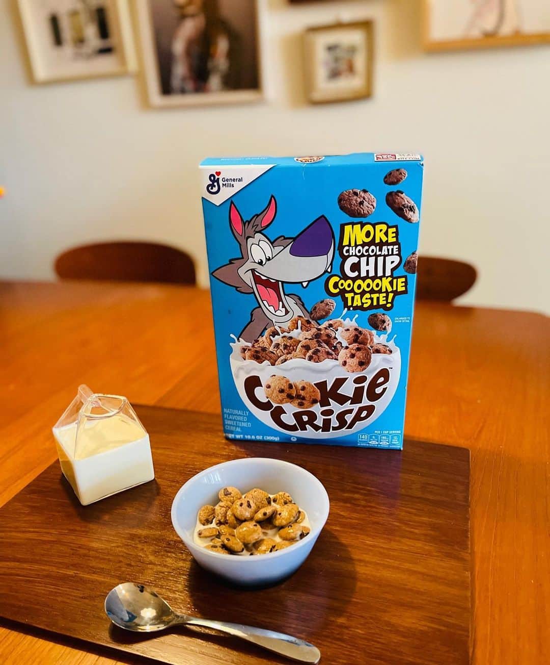 Taku Takahashiのインスタグラム：「Cookie Crisp🍪⁠ シリアルってね、僕にとっては朝食じゃないんですよね。完全にスイーツ。ミルクを入れたら栄養バランスがどうのこうのってのはホントかもしんない。でも、僕の場合は健康の用途で食べるというより、味を楽しむもの。⁠ ⁠ そして、小さい頃からずっと好きなシリアルがこれ。見た目通りチョコチップクッキーのシリアル。味もそのまま、クッキーをミルクにダンクした時の幸せが、ちっちゃなボウルの世界で繰り広げられるんです。これを朝食用に考えたアメリカ人バンザイですよ、マジで。⁠ ⁠ 残念ながら日本のスーパーや輸入製品を扱う店舗には置いてなくて。だからアメリカ出張するたびにお土産として確保をしていました。でもね、ついに見つけちゃったんです。しかも、日本の‪am͜a͉zonで。プロフィールのlinkin.bioを押してサムネを押すと売っているページへ飛べます。⁠ ⁠ ドラマ『ワンダヴィジョン』で鬱ぎみのワンダが全てがめんどくさくなって、シリアルを食べるシーンがあるんですね。疲れてて、やる気がなくて、砂糖のドーピングをしたい時にシリアルを食べるってのは米国ではあるあるなのかも。⁠ ⁠ 僕も落ち込んでる時はチョコレートを非常に欲するんだけど、ある意味これって心のパワーフード。でも食べすぎ注意なやつ。どう考えても「ザ・ジャンクフード」なんで。笑⁠ ⁠ ちなみにヨーロッパへ行くとNestle版もあるんだけど、僕は本家アメリカのGeneral Mills社の方がオススメ。」