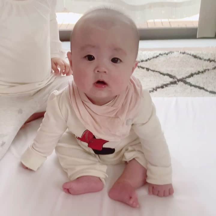 mariomi324のインスタグラム：「お座り上手になってきたよ👶🏻💕 ねえねが支えてくれます👧🏻🙌♥️ 二人目成長早いよー！😭😭😭 ♡ ♡ ♡ ♡ #3歳 #3歳4ヶ月 #0歳 #生後4ヶ月 #女の子ママ #姉妹ママ #姉妹 #babygirl #petitmain #kidsfashion #キッズコーデ #キッズファッション #babygap #ベビー服 #ロンパース #子供のいる暮らし #赤ちゃんのいる生活 #赤ちゃんのいる暮らし #ootd #outfit #ママリ #mamagirl #ig_kids #ベビータウン #sisters #親バカ部 #親バカ #babystagram #ベビスタグラム #子育てぐらむ」