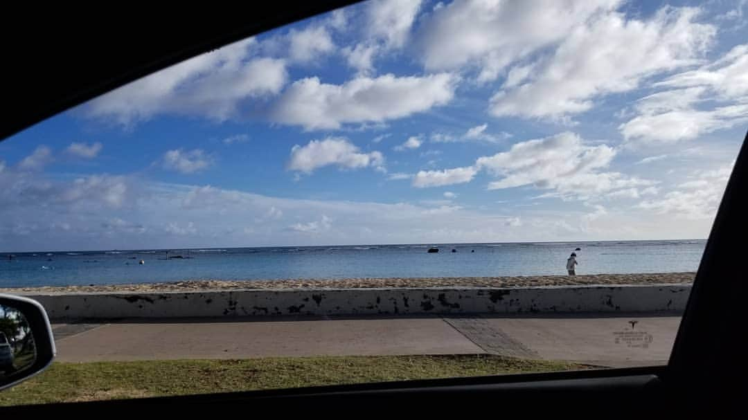 瀬川慶さんのインスタグラム写真 - (瀬川慶Instagram)「Positive orb energy is here at Ala Moana  beach Magic Island. 何気ない車窓写真でもくっきりオーブでポジティブエナジー感じるのがハワイ☄️  #hawaii #aloha #alamoanabeachpark # magicisland #positiveenergy #orb #ハワイ　#アロハ　#アラモアナビーチ　#マジックアイランド　#オーブ　#エネルギー　#ポジティブにがんばりたい　#オーブ　#ハワイ在住　#ユーチューブも見てね　#アロハスタイル　#アメブロ　#瀬川慶」3月1日 10時48分 - kei.segawa