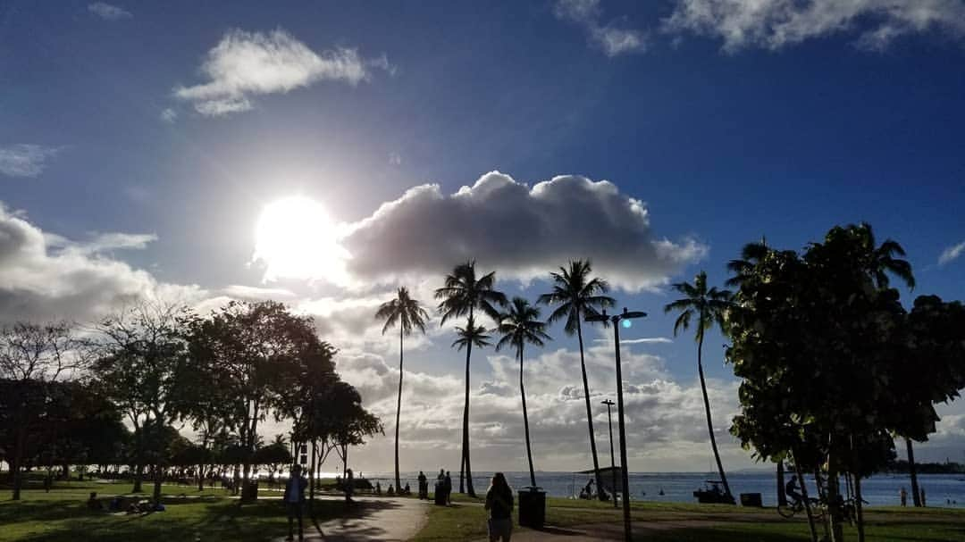 瀬川慶のインスタグラム：「Positive orb energy is here at Ala Moana  beach Magic Island. 何気ない車窓写真でもくっきりオーブでポジティブエナジー感じるのがハワイ☄️  #hawaii #aloha #alamoanabeachpark # magicisland #positiveenergy #orb #ハワイ　#アロハ　#アラモアナビーチ　#マジックアイランド　#オーブ　#エネルギー　#ポジティブにがんばりたい　#オーブ　#ハワイ在住　#ユーチューブも見てね　#アロハスタイル　#アメブロ　#瀬川慶」