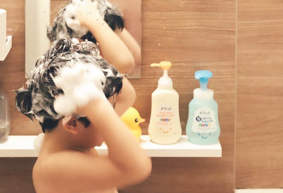 きなこのインスタグラム：「あわあわごしごし𓂃𓈒𓏸﻿ ほんの数年前まで、私の腕の中に抱かれてお風呂にぷかぷか浮いていたんだよなぁ…と息子と一緒にお風呂に入るたび、大きくなった体に成長をしみじみ感じます。今ではシャンプーも一人で上手にできるようになりました🙌﻿ ﻿ ベビーシャンプーを卒業してから使っているシャンプーは「メリット泡で出てくるシャンプーキッズ」。泡で出てくるので小さな子どもでも使いやすい♪息子も「いいにおい〜♪」とご機嫌でシャンプーしてます☺️﻿ ﻿ 2/20に新しく発売された「さらさらするん！コンディショナーキッズ」を花王さんからシャンプーといっしょにいただいたので初めて使ってみたのですが、クセっ毛な息子の髪もさらさらするん♡な仕上がりでした♪﻿ ﻿ #メリットキッズ #ベビーシャンプー卒業 #キッズ泡シャンプーデビュー #シャンプー #コンディショナー #メリットキッズ_PR」