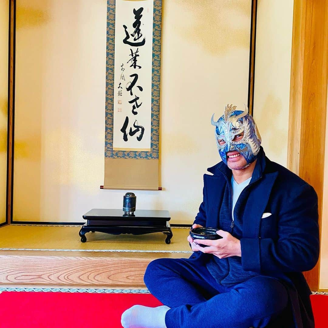 ウルティモ・ドラゴンさんのインスタグラム写真 - (ウルティモ・ドラゴンInstagram)「Matcha tea break  @dragongate_pro  #japaneseculture  #matcha  #抹茶でひといき  #覆面レスラー  #sartorianapoletana  #ナポリ仕立て  #」3月1日 10時51分 - ultimodragon_oficial