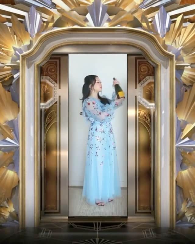 Monique Lhuillierのインスタグラム：「Golden Globes in style! @lanacondor @instylemagazine 🍾🥂 💙 #moniquelhuillier #goldenglobes」