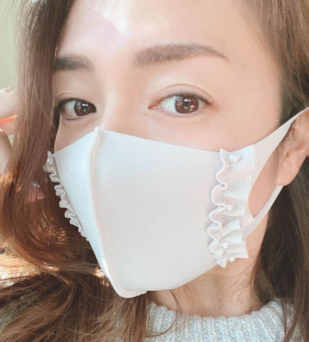 仁科仁美さんのインスタグラム写真 - (仁科仁美Instagram)「毎日するマスク😷少しでも楽しもうと探してたらあった♡  出かける時はこの中に不織布のマスクをして、二重にして出かけるようにしてます♪  去年は花粉症で結構目が痒かったのに、今年は周りはしんどいしんどいと言ってる中💦まだそんなに感じてない♬笑 まさか治った？？と期待している♡笑」3月1日 10時55分 - hitomi2471103